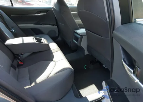 2018 Toyota Camry Le z USA, uszkodzony, nr VIN 4T1B11HK5JU653883